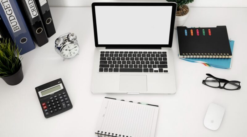 Espace de travail organisé avec un ordinateur portable, une calculatrice de bureau et des fournitures, alternative à une calculatrice en ligne